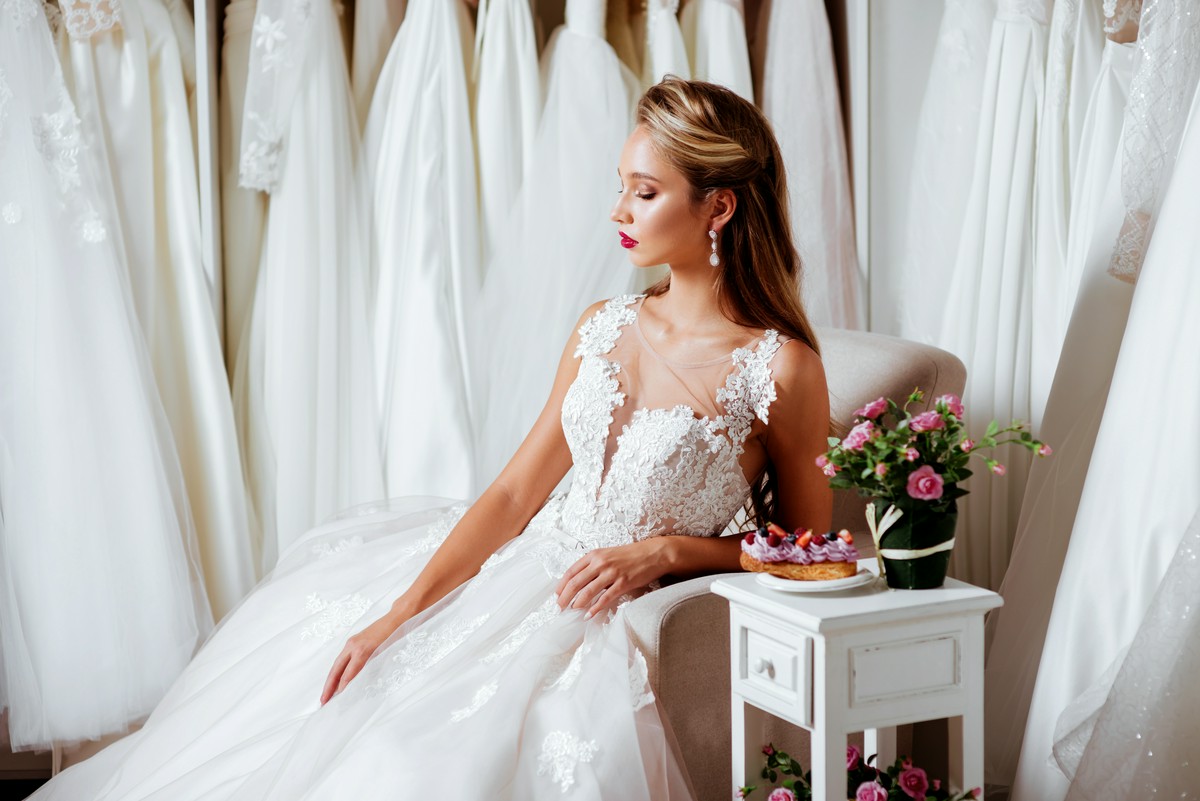 modelka w sukni ślubnej